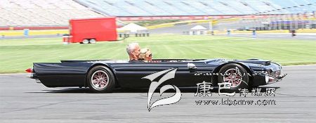 世界上最“扁”的汽車 躺著開！