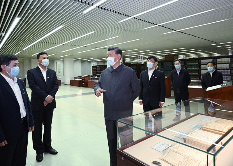2022年4月25日，習(xí)近平來到中國(guó)人民大學(xué)考察調(diào)研。這是他在圖書館考察。