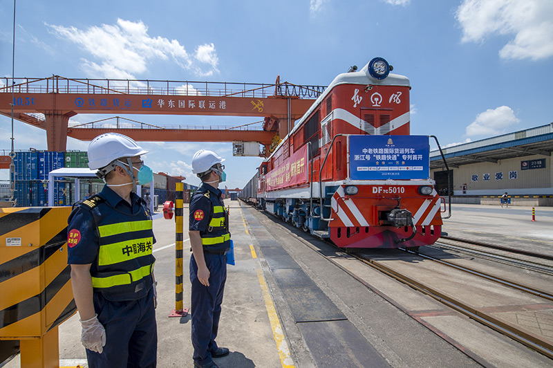 2022年6月29日，浙江金華，中老鐵路國(guó)際貨運(yùn)列車浙江號(hào)“鐵路快通”首趟專列經(jīng)海關(guān)監(jiān)管后，從浙江省鐵路金華南站鳴笛啟程，經(jīng)磨憨口岸駛向老撾萬(wàn)象。