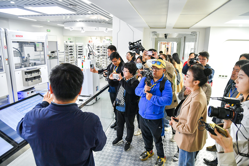 2023年10月16日，第三屆“一帶一路”國際合作高峰論壇新聞中心組織中外記者采訪。記者在中德大廈內(nèi)的博世未來工廠展區(qū)參觀，了解其高質(zhì)量創(chuàng)新發(fā)展成果。