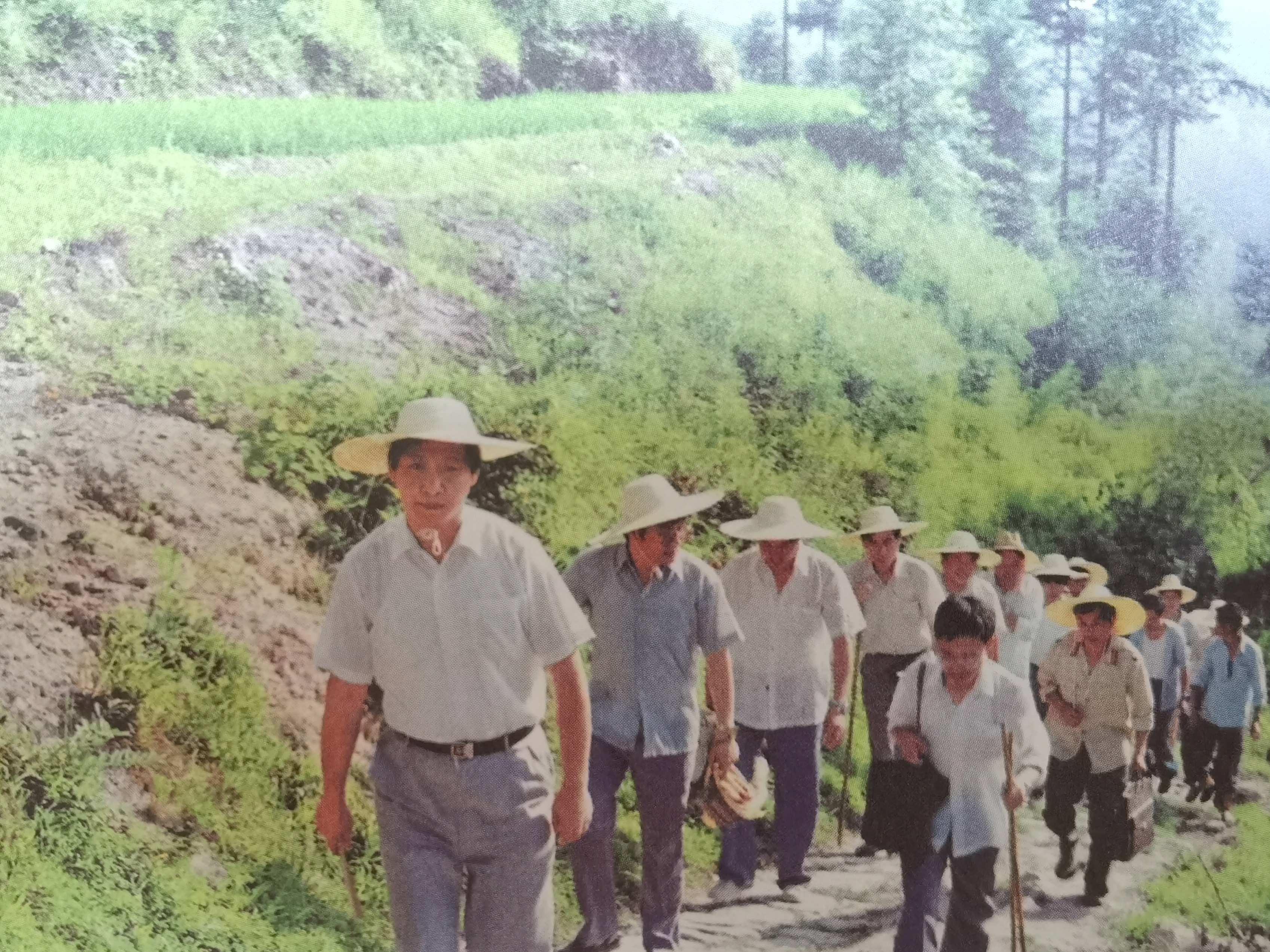 1989年7月，習(xí)近平冒著酷暑，帶頭步行到下黨鄉(xiāng)調(diào)研。