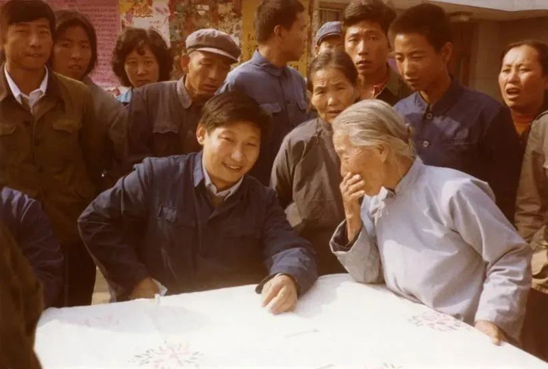 1983年，時任河北正定縣委書記的習(xí)近平，臨時在大街上擺桌子聽取老百姓意見。