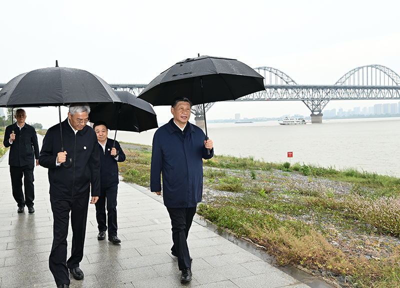 2023年10月10日，習(xí)近平總書記在江西長江國家文化公園九江城區(qū)段冒雨考察。