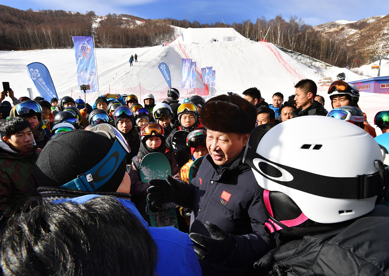 2017年1月23日，習(xí)近平總書記在云頂滑雪場同正在集訓(xùn)的國家滑雪隊(duì)運(yùn)動(dòng)員及滑雪愛好者親切交談。