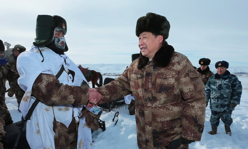 2014年1月26日，習(xí)近平總書記春節(jié)前夕冒嚴(yán)寒踏冰雪慰問邊防官兵。
