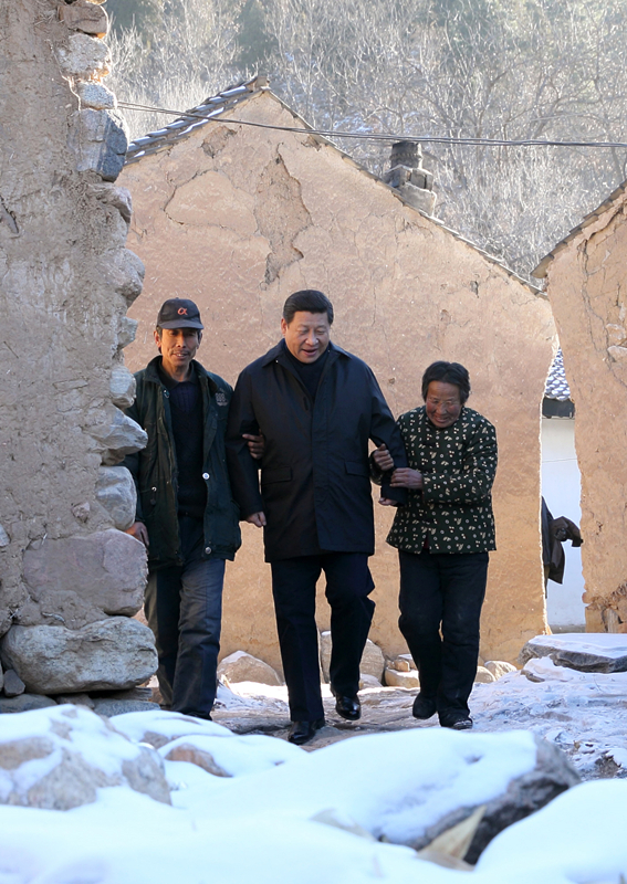 2012年12月30日，習(xí)近平總書記來到地處深山的河北阜平駱駝灣村，走進(jìn)困難群眾唐宗秀家慰問看望。