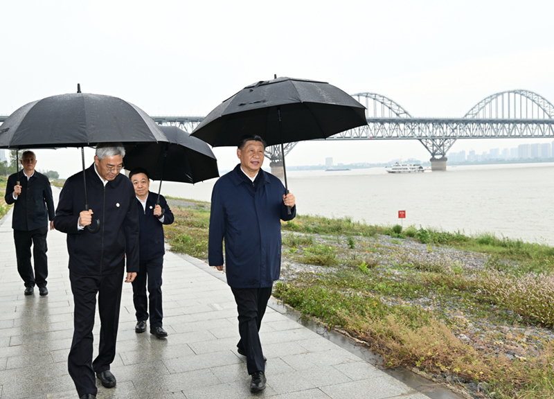 2023年10月10日，習(xí)近平在長江國家文化公園九江城區(qū)段考察時，冒雨沿江堤步行察看沿岸風(fēng)貌。