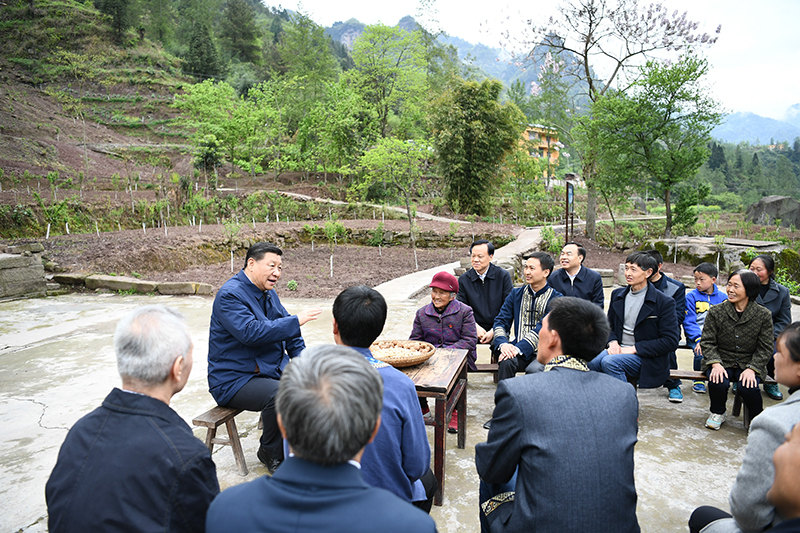2019年4月15日，習(xí)近平總書記在重慶石柱土家族自治縣中益鄉(xiāng)華溪村同村民代表、基層干部、扶貧干部、鄉(xiāng)村醫(yī)生等圍坐在一起，共話脫貧攻堅(jiān)。