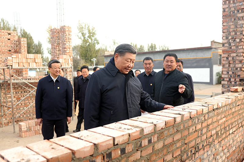 2023年11月10日，習(xí)近平總書記在河北保定涿州市刁窩鎮(zhèn)萬(wàn)全莊村房屋重建施工現(xiàn)場(chǎng)考察。