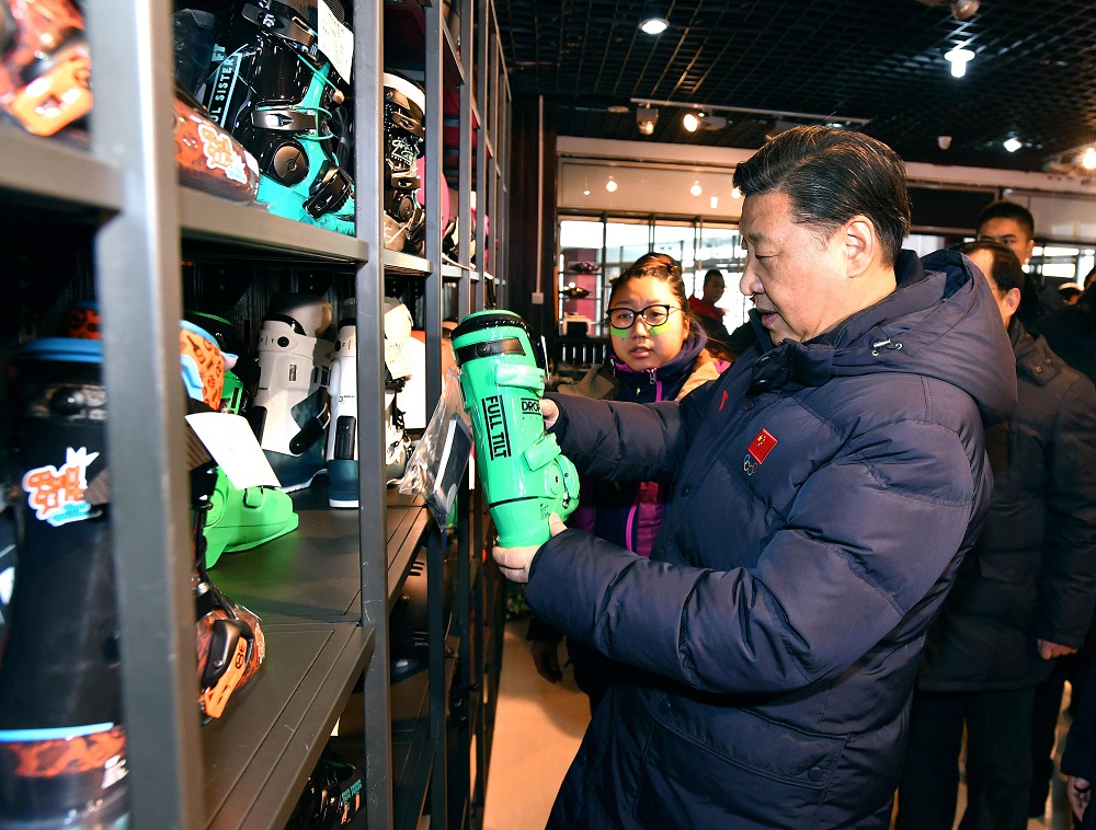 2017年1月23日，習(xí)近平總書記在河北省張家口市云頂滑雪場雪具大廳了解各式雪具的不同功用。