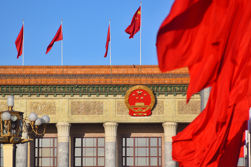 2024年3月8日，北京上空現(xiàn)“兩會藍”，人民大會堂前紅旗飄揚。