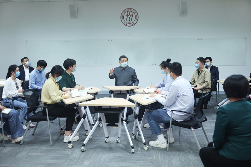 2022年4月25日，習(xí)近平總書記來到中國人民大學(xué)考察調(diào)研。這是總書記在立德樓觀摩思政課智慧教室現(xiàn)場教學(xué)并參與討論。
