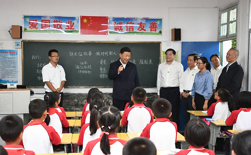 2020年9月16日，習(xí)近平總書記在湖南省郴州市汝城縣文明瑤族鄉(xiāng)第一片小學(xué)，同正在上思政課的同學(xué)們親切交流。