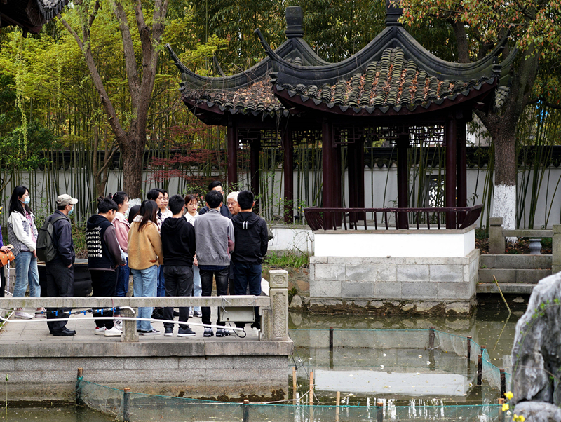 2021年3月30日，在上海交通大學(xué)南蘇園的“微型洱海”旁，孔海南教授為學(xué)生們打造“沉浸式”思政課。