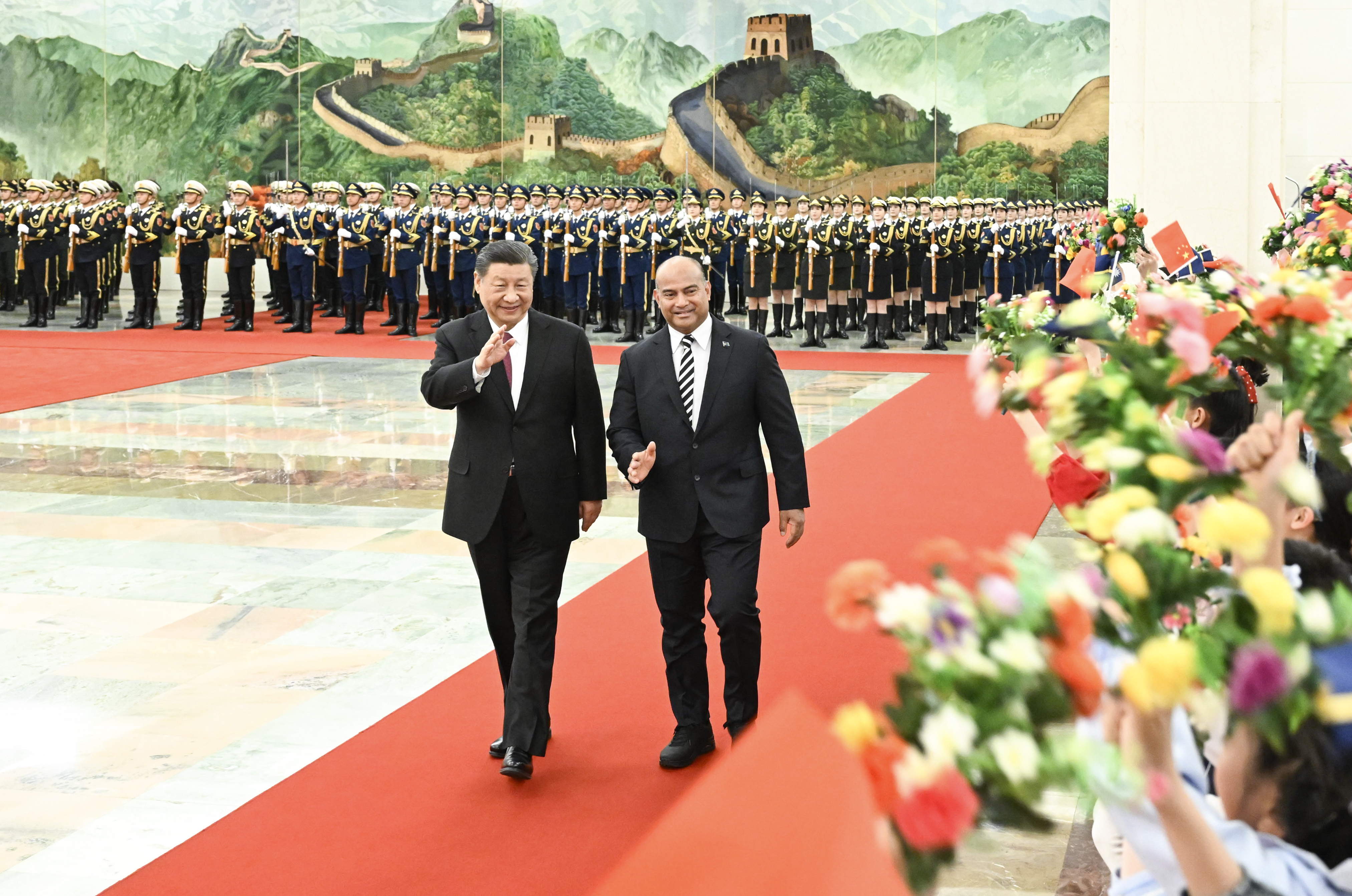 ?2024年3月25日，習(xí)近平在人民大會(huì)堂北大廳為阿迪昂舉行歡迎儀式。