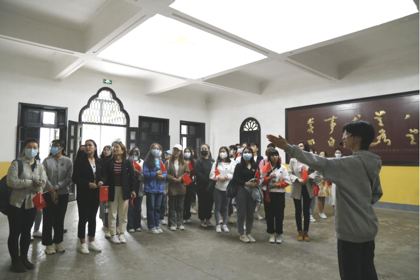 2021年5月20日，在喜迎中國(guó)共產(chǎn)黨建黨100周年之際，我校開展了少數(shù)民族學(xué)生“學(xué)黨史、感恩黨、跟黨走”紅色研學(xué)活動(dòng)。