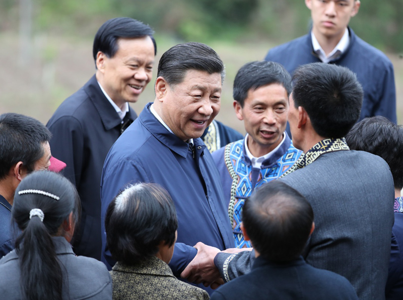 2019年4月15日至17日，中共中央總書記、國(guó)家主席、中央軍委主席習(xí)近平在重慶考察，并主持召開(kāi)解決“兩不愁三保障”突出問(wèn)題座談會(huì)。這是4月15日下午，習(xí)近平在石柱土家族自治縣中益鄉(xiāng)華溪村同村民親切交流。新華社記者 丁海濤 攝