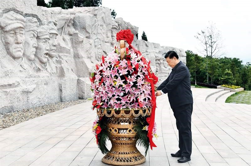 2021年4月25日至27日，中共中央總書記、國(guó)家主席、中央軍委主席習(xí)近平在廣西考察。這是25日上午，習(xí)近平在位于桂林市全州縣的紅軍長(zhǎng)征湘江戰(zhàn)役紀(jì)念園，向湘江戰(zhàn)役紅軍烈士敬獻(xiàn)花籃。 新華社記者 謝環(huán)馳/攝