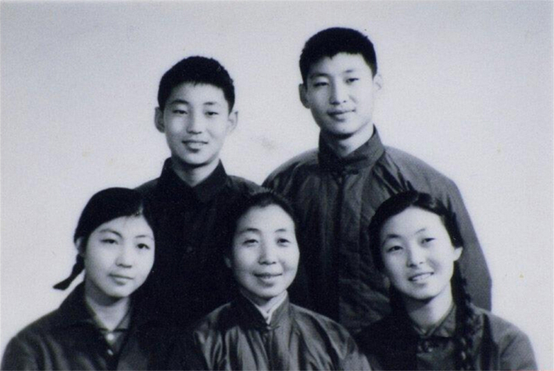 1972年冬，齊心和子女們。前排右起:齊橋橋、齊心、習(xí)安安。后排右起:習(xí)近平、習(xí)遠(yuǎn)平。