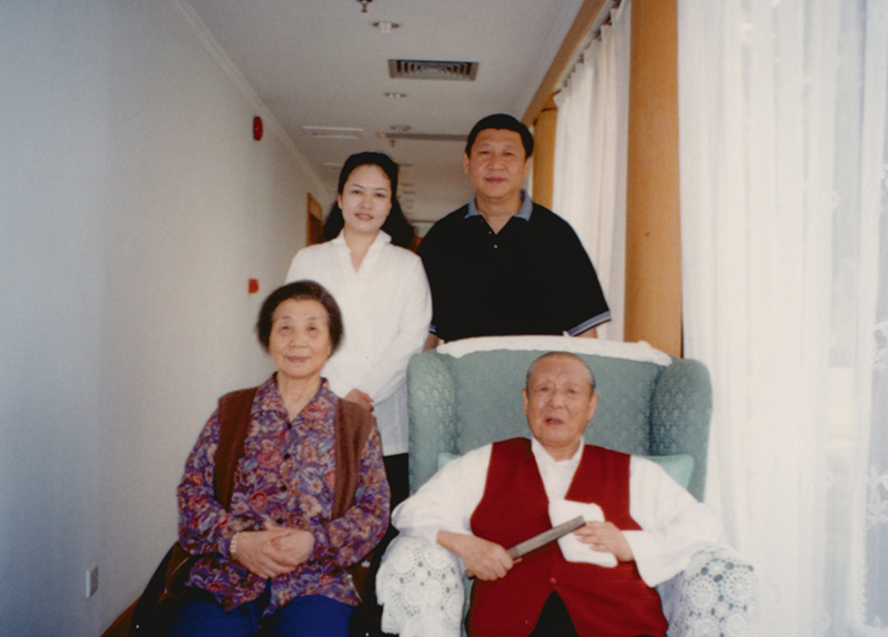 這是習(xí)近平、彭麗媛同習(xí)仲勛、齊心的合影。