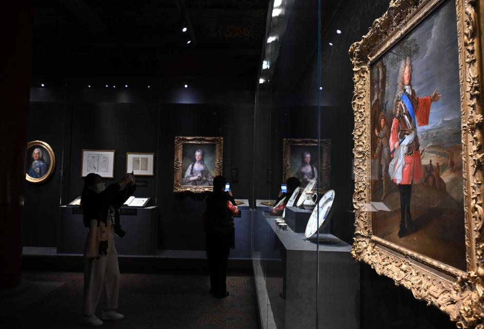 4月1日，作為中法文化旅游年的重要項目，“紫禁城與凡爾賽宮——17、18世紀(jì)的中法交往”展覽在故宮文華殿開幕。圖為觀眾當(dāng)天參觀展覽。新華社記者 金良快 攝