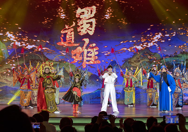 2023年10月13日，成都，“把青春華章寫在祖國大地上”大思政課網(wǎng)絡(luò)主題宣傳和互動引導(dǎo)活動在四川大學(xué)舉行。