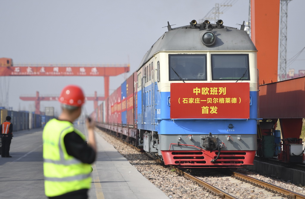 3月21日，滿載110個(gè)標(biāo)準(zhǔn)集裝箱貨物的中歐班列從石家莊國(guó)際陸港出發(fā)，駛往塞爾維亞共和國(guó)首都貝爾格萊德。新華社發(fā)（張曉峰攝）