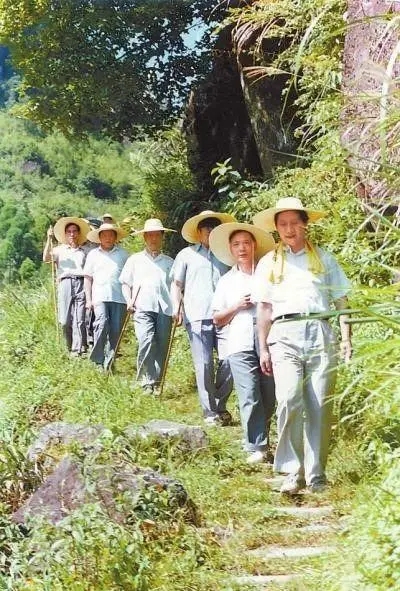 1989年7月，習(xí)近平在壽寧縣山村。