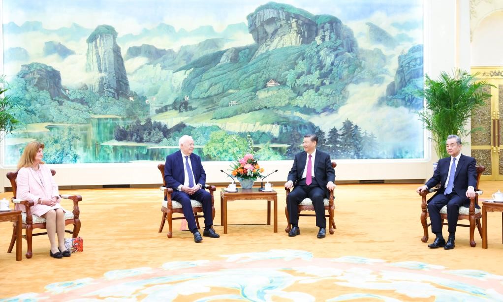 2024年4月8日，國(guó)家主席習(xí)近平在北京人民大會(huì)堂會(huì)見法國(guó)梅里?；饡?huì)主席梅里埃夫婦。新華社記者 黃敬文 攝