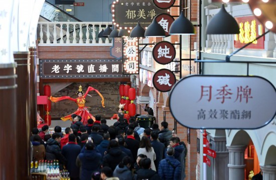 顧客在天津老字號集合店內(nèi)觀看演出。新華社記者 趙子碩 攝