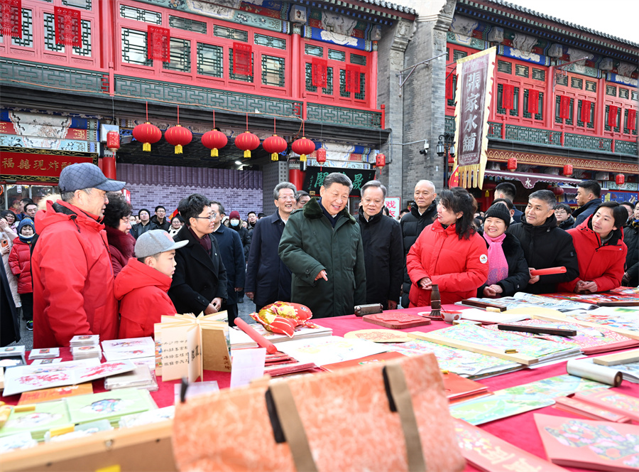 2024年2月1日下午，習(xí)近平在天津古文化街考察時(shí)，同店鋪員工和現(xiàn)場群眾互動交流。新華社記者 謝環(huán)馳 攝