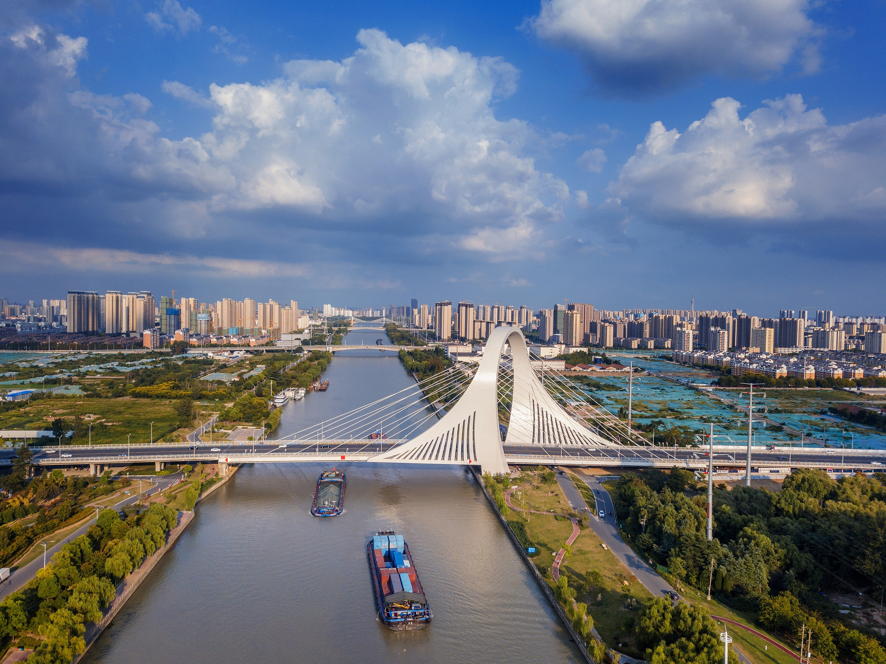 2022年9月12日，幾艘船舶行駛在江蘇淮安運河大橋附近。