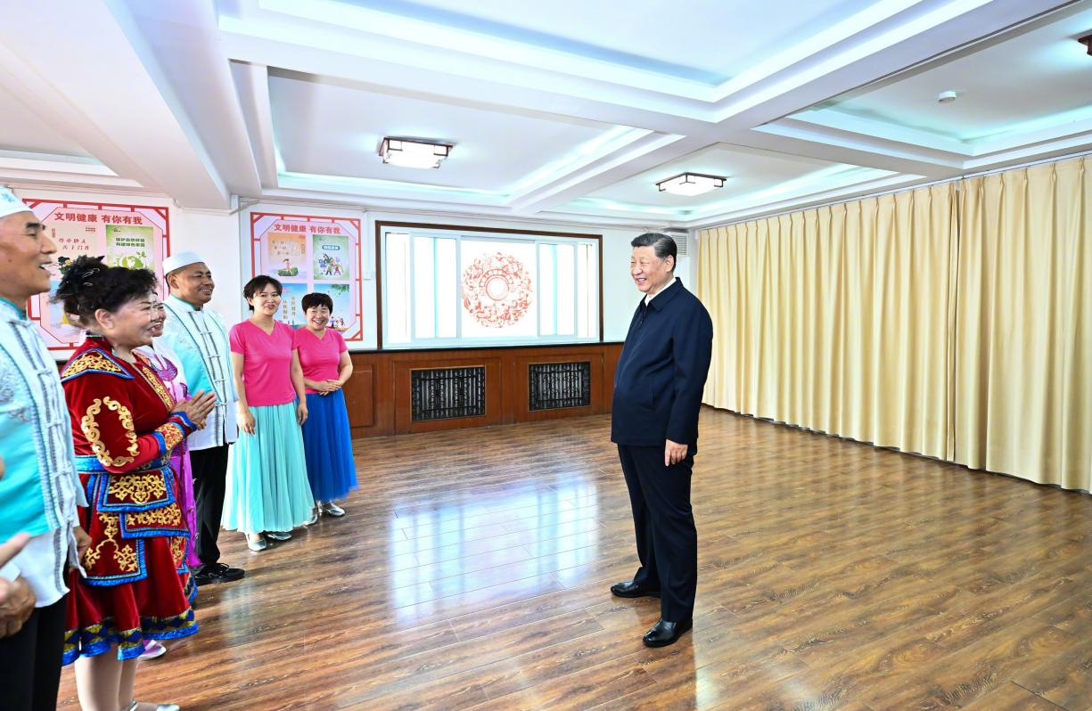 6月19日下午，習近平總書記在銀川市金鳳區(qū)長城花園社區(qū)活動室考察時，同社區(qū)居民親切交流。