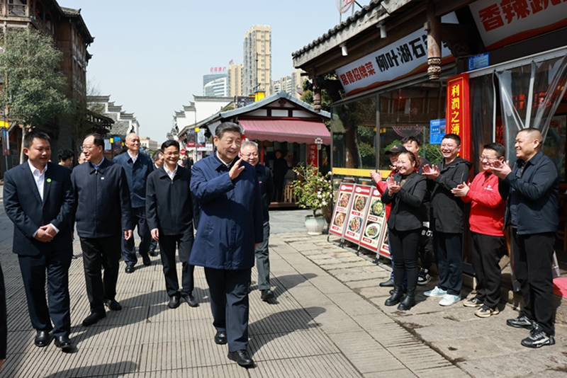 2024年3月19日上午，習(xí)近平在常德河街考察時(shí)，同店主和游客親切交流。新華社記者 王曄 攝