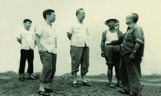 1978年8月，習(xí)仲勛（左三）在廣東惠陽(yáng)農(nóng)村調(diào)研。在清華大學(xué)讀書的習(xí)近平（左一）利用暑假時(shí)間參加社會(huì)實(shí)踐，隨同父親一起下鄉(xiāng)。