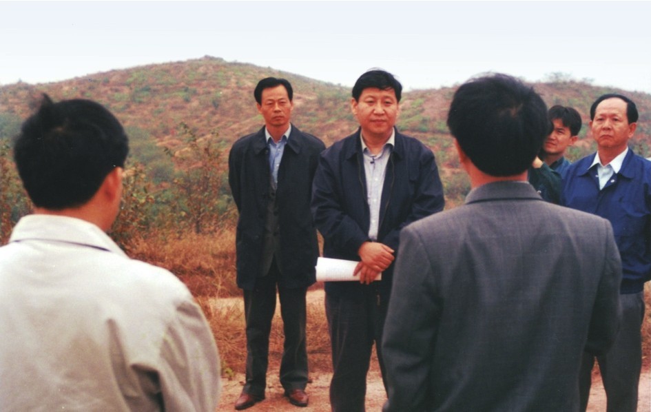 1999年11月，習(xí)近平在龍巖市長汀縣河田水土流失治理區(qū)調(diào)研。圖源：《習(xí)近平在福建（下）》