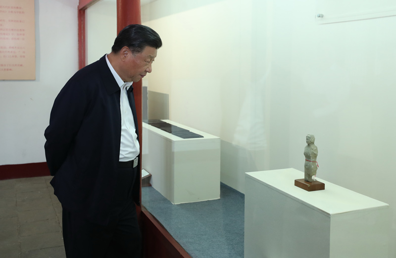 2021年5月12日，習近平總書記在南陽市考察東漢醫(yī)學家張仲景的墓祠紀念地醫(yī)圣祠。 