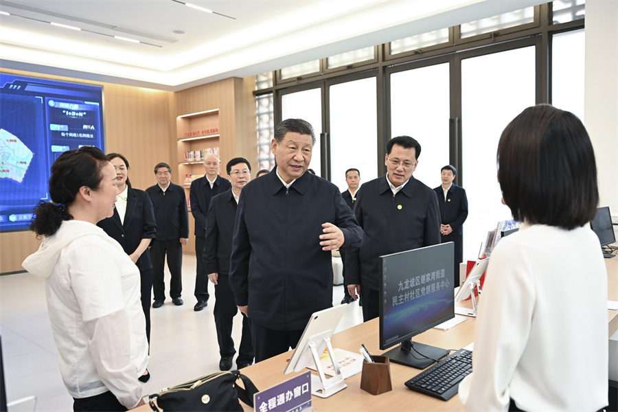 2024年4月22日至24日，中共中央總書記、國(guó)家主席、中央軍委主席習(xí)近平在重慶考察。這是22日下午，習(xí)近平在九龍坡區(qū)謝家灣街道民主村社區(qū)考察。新華社記者 謝環(huán)馳 攝