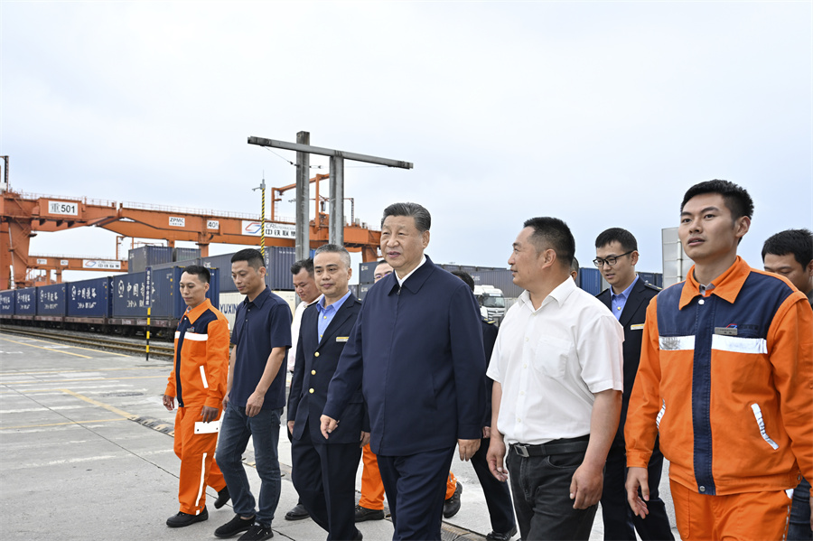2024年4月22日至24日，中共中央總書記、國(guó)家主席、中央軍委主席習(xí)近平在重慶考察。這是22日下午，習(xí)近平在重慶國(guó)際物流樞紐園區(qū)重慶鐵路集裝箱中心站，同貨車司機(jī)、列車司機(jī)、裝卸工人、場(chǎng)站管理人員等親切交流。新華社記者 岳月偉 攝