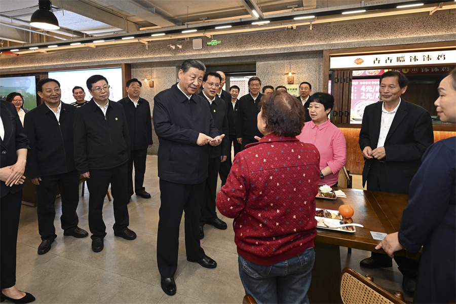 2024年4月22日下午，習(xí)近平在九龍坡區(qū)謝家灣街道民主村社區(qū)考察時，同正在社區(qū)食堂就餐的群眾親切交流。新華社記者 謝環(huán)馳 攝
