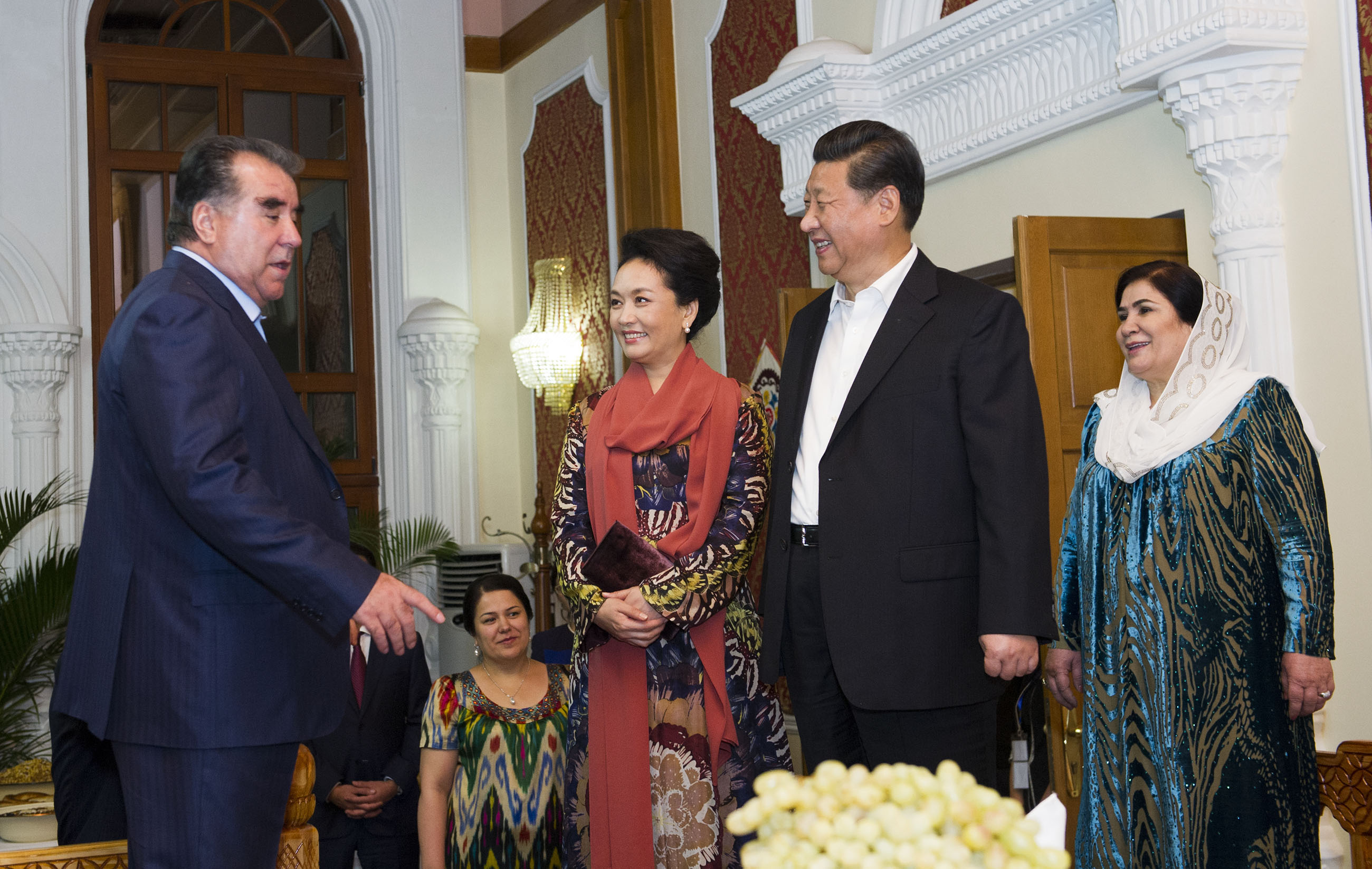 2014年9月12日，習近平主席在杜尚別出席塔吉克斯坦總統(tǒng)拉赫蒙舉行的家宴。這是習近平主席和夫人彭麗媛在拉赫蒙夫婦陪同下參觀總統(tǒng)官邸。