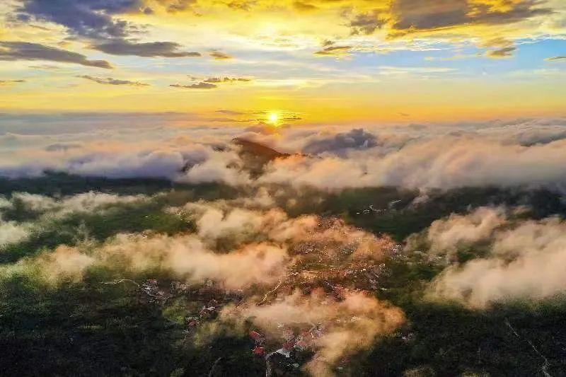 圖為云霧繚繞的軍營(yíng)村，群山盡翠，紅瓦掩映。廈門(mén)市委宣傳部供圖