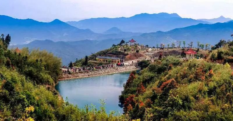 圖為游客們到軍營(yíng)村七彩池欣賞美景。廈門(mén)市委宣傳部供圖