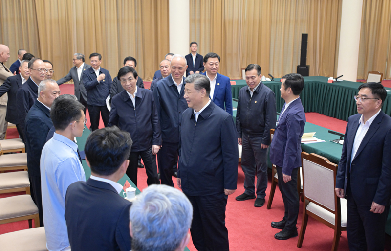 2024年5月23日，習(xí)近平總書記在山東省濟(jì)南市主持召開企業(yè)和專家座談會(huì)并發(fā)表重要講話。這是總書記同參會(huì)的企業(yè)和專家代表親切交流。