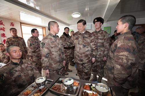 2014年1月26日中午，習(xí)近平來到連隊(duì)食堂，同戰(zhàn)士們一起用餐。新華社記者 李剛 攝