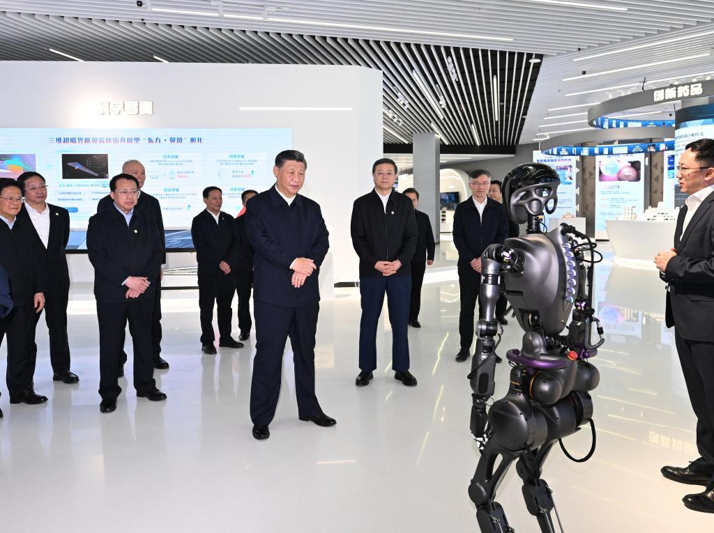 2023年11月28日下午，習(xí)近平在浦東新區(qū)張江科學(xué)城參觀上?？萍紕?chuàng)新成果展。新華社記者 謝環(huán)馳 攝