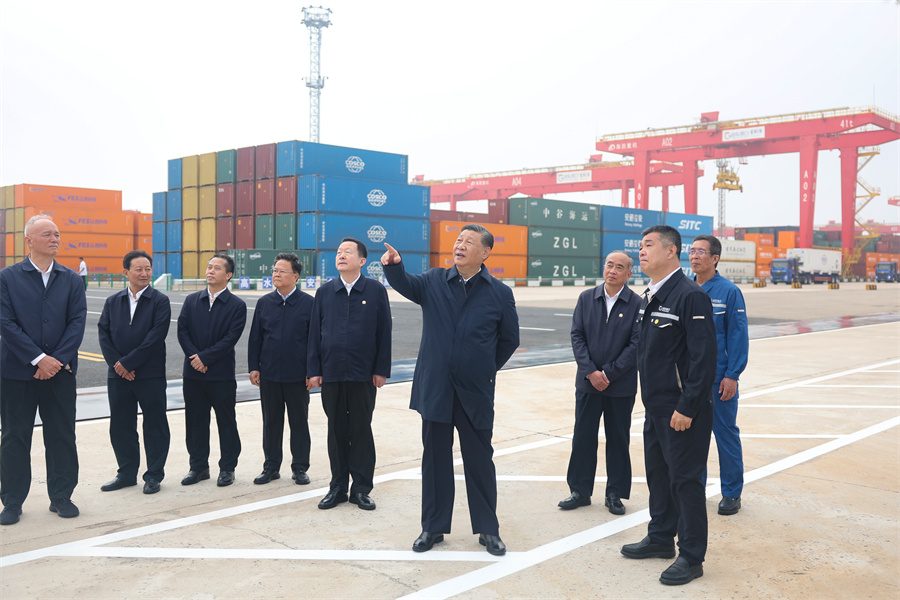 2024年5月22日至24日，中共中央總書記、國家主席、中央軍委主席習近平在山東考察。這是22日下午，習近平在日照港察看全自動化集裝箱碼頭作業(yè)場景。新華社記者 鞠鵬 攝