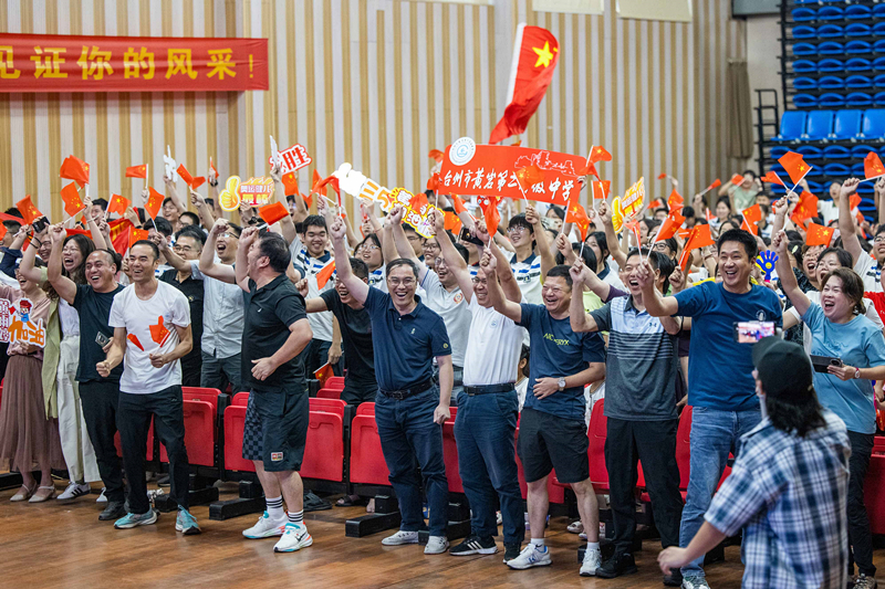 北京時間7月27日，2024年巴黎奧運會首個比賽日，在射擊10米氣步槍混合團體比賽中，中國選手黃雨婷/盛李豪獲得金牌。圖為黃雨婷的母校師生們通過收看奧運直播的方式為她加油助威。